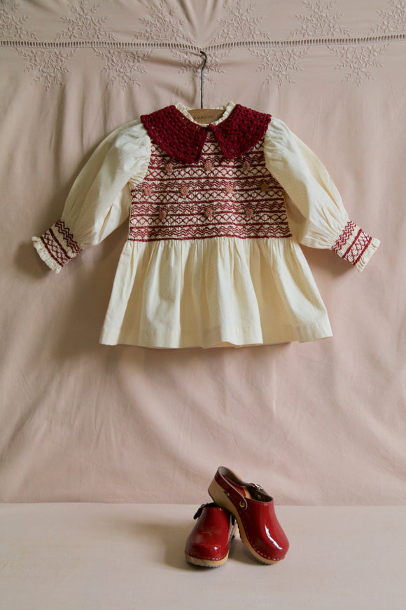 Handsmock blouse with crochet collar ivory dot